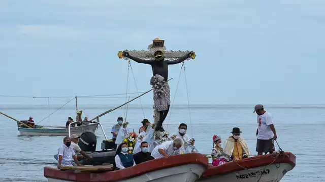Feligreses acudena benerar al Cristo