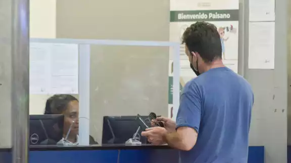 De acuerdo con testimonios de colombianos y argentinos, a pesar de mostrar sus documentos, son retenidos e incomunicados De acuerdo con testimonios de colombianos y argentinos, a pesar de mostrar sus documentos, son retenidos e incomunicados