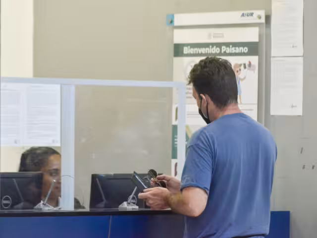 De acuerdo con testimonios de colombianos y argentinos, a pesar de mostrar sus documentos, son retenidos e incomunicados