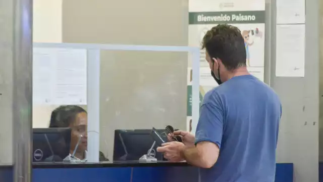 De acuerdo con testimonios de colombianos y argentinos, a pesar de mostrar sus documentos, son retenidos e incomunicados