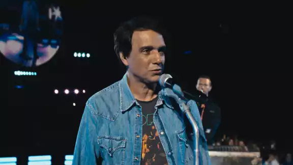 Coldplay estrena el video musical de The Karate Kid, protagonizado por Ralph Macchio.