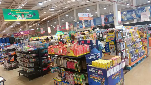 Padres de familia hacen compras de último momento