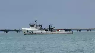 Llega buque especializado de la Marina a Carmen, a un mes del derrame en la Sonda de Campeche
