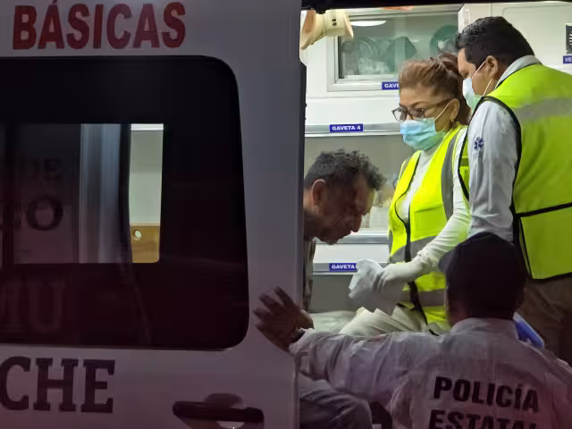 Sujeto herido en pelea es auxiliado por paramédicos en juzgados cívicos