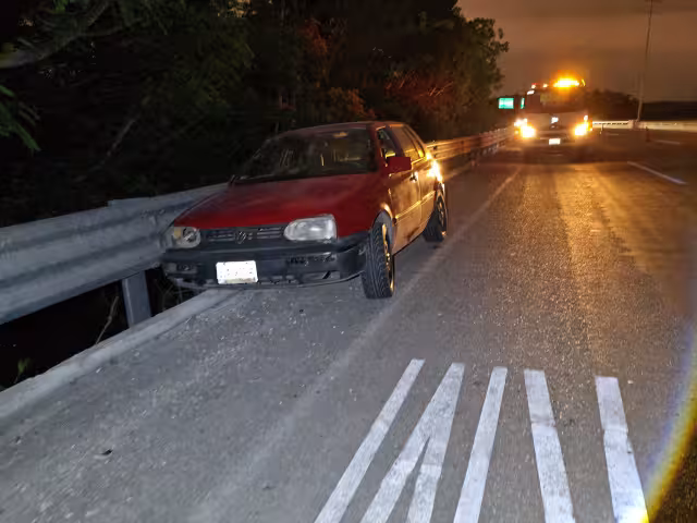 El vehículo involucrado fue un pointer con placas DJA-971-A, mismo que quedó abandonado.