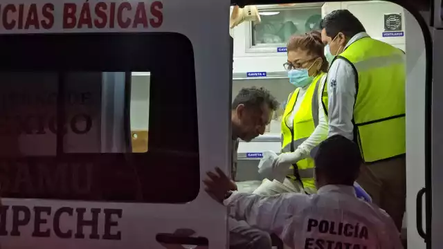 Sujeto herido en pelea es auxiliado por paramédicos en juzgados cívicos