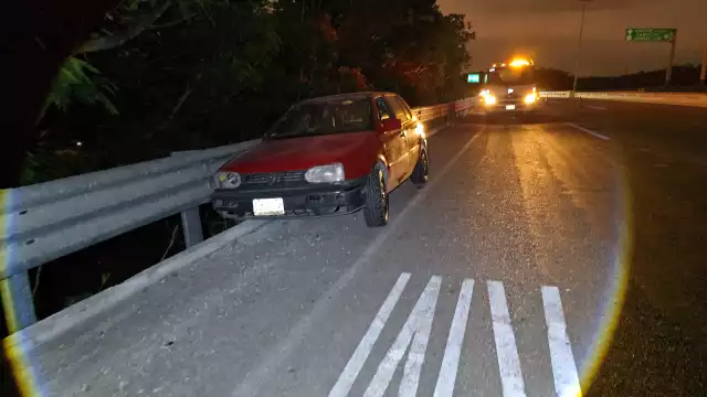 El vehículo involucrado fue un pointer con placas DJA-971-A, mismo que quedó abandonado.