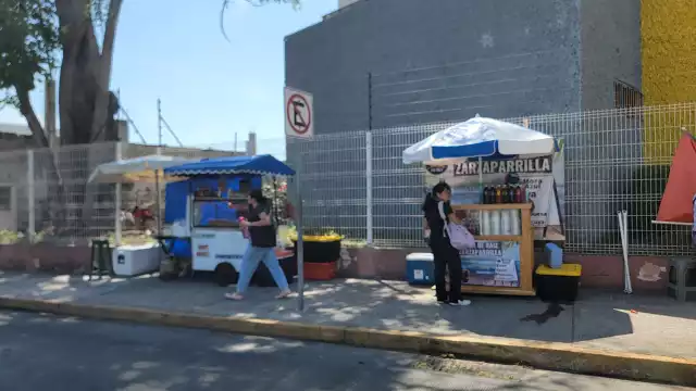 La prohibición de consumir comida chatarra en las escuelas ha sido bien entendida por su intención, pero los venteros ambulantes se han vuelto un dilema.