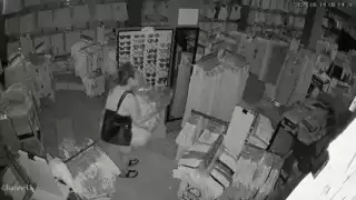 En el negocio robaron más de 2 mil pesos en ropa de mujer.