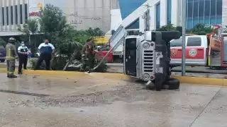 Aparatosa volcadura de Jeep en las Americas de Cancún