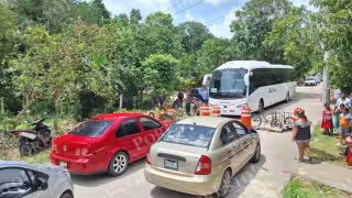 El bloqueo carretero inició hace cuatro horas, manteniéndose hasta respuesta de las autoridades
