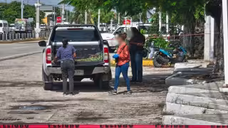 Peritos de la Fiscalía General del Estado realizaron las diligencias correspondientes en la camioneta abandonada