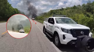 Corto circuito provoca incendio de un vehículo en la carretera federal 307