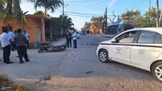 El taxista sin la debida precaución realizó un cambio de dirección hacia su izquierda, provocando que la moto lo impactara