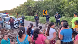Los manifestantes bloquearon la carretera federal 295 durante varias horas para exigir el restablecimiento del servicio de energía