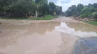 Las lluvias acompañadas de actividad eléctrica y rachas de viento provocaron acumulaciones de agua en calles