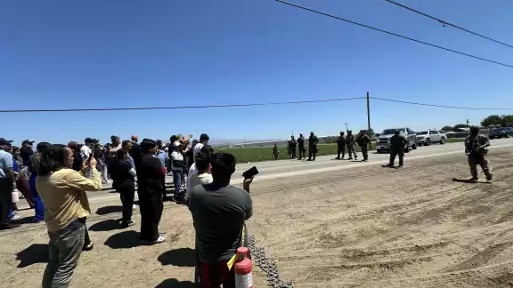 Los agentes federales y los manifestantes se enfrentaron en un campo agrícola. Los agentes federales y los manifestantes se enfrentaron en un campo agrícola.