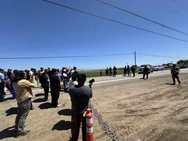 Los agentes federales y los manifestantes se enfrentaron en un campo agrícola.