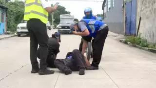 Repartidor de pizzas  termina en el asfalto tras ser chocado por un automóvil en Chetumal