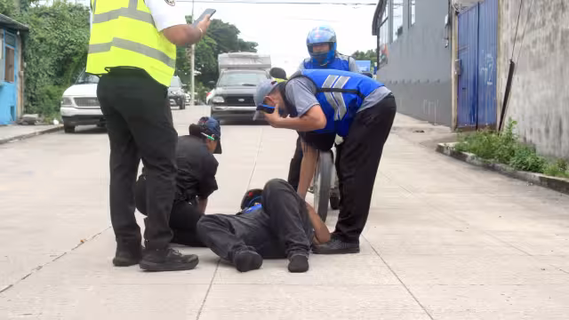 El joven repartidor recibió primeros auxilios antes de ser trasladado a un hospital