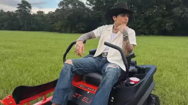 Ventilan que Christian Nodal se sintió traicionado por sus padres por culpa de Cazzu