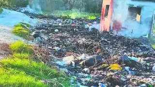 Hugo Velázquez Torres denuncia que algunos pobladores dejan basura en la entrada del basurero, bloqueando el acceso.