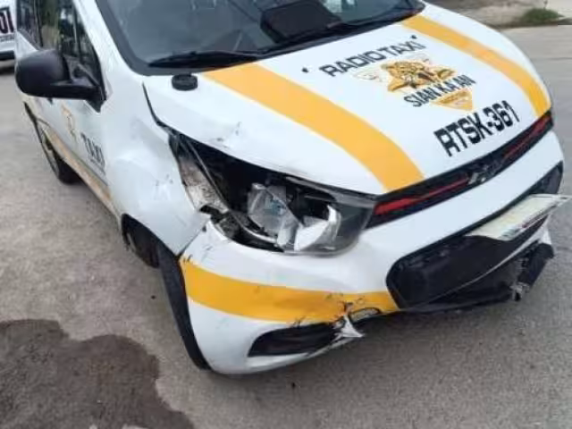 En el accidente entre el taxista y el motociclista se registraron daños materiales en ambas unidades