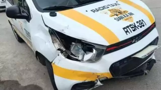 En el accidente entre el taxista y el motociclista se registraron daños materiales en ambas unidades