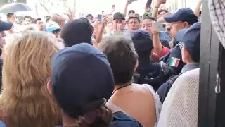 Los ánimos se caldearon cuando la presidenta de casilla de la sección 092, salió acompañada de la fuerza pública