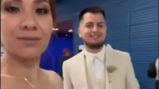 Recién casados vuelan a Cancún vestidos de novios para su luna de miel: VIDEO