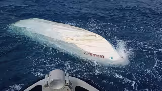 La embarcación se encontraba a la deriva en el mar.