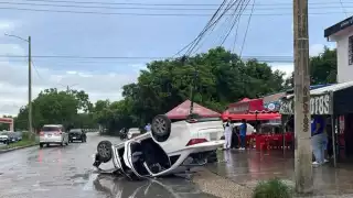Vehículo termina volcado tras sufrir accidente en la SM 225 de Cancún; conductor huyó del lugar