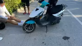 Policía y motociclista protagonizan accidente en Playa del Carmen