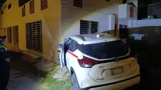 Taxista presuntamente ebrio huye tras chocar contra  una vivienda en la colonia Mayapax de Tulum