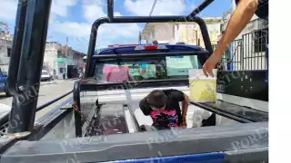 Motociclista arroja dosis de droga al ver una patrulla en la SM 69 Cancún 