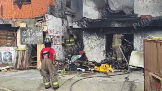 Fuerte incendio moviliza a cuerpos de emergencia en la Supermanzana 63 de Cancún