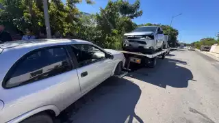 Conductor de un chevy se pasa el alto y provoca accidente en la colonia Bellavista de Playa del Carmen
