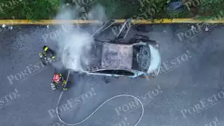 Vehículo se incendia de manera inesperada en avenida Marsella de Playa del Carmen