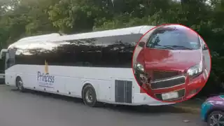 Camión Del Valle se impactó contra un automóvil particular en Playa del Carmen