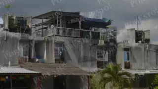 Techos deteriorados y tinacos sueltos ponen en riesgo a vecinos de Cancún durante los huracanes