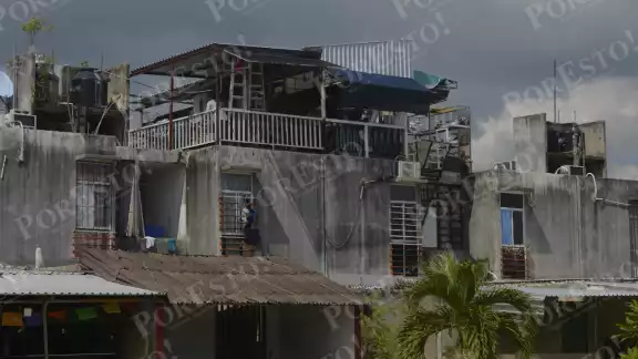 Alrededor de 20 familias que habitan en la zona corren peligro de quedar aplastadas Alrededor de 20 familias que habitan en la zona corren peligro de quedar aplastadas
