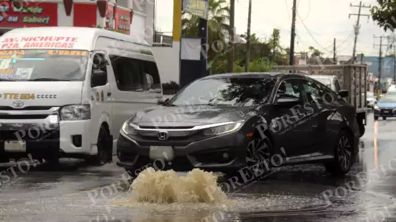 Los automovilistas que circularon por la zona tuvieron que esquivar el encharcamiento, lo que causó embotellamientos y riesgo de accidentes