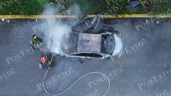 Pese a la intervención del Cuerpo de Bomberos, debido a la propagación rápida del fuego, el auto terminó completamente calcinado