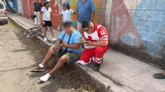 Paramédicos atendieron al lesionado quien no presentó heridas que requirieran traslado al hospital Paramédicos atendieron al lesionado quien no presentó heridas que requirieran traslado al hospital