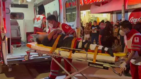Paramédicos inmovilizaron la pierna del lesionado, quien presentaba una fractura expuesta Paramédicos inmovilizaron la pierna del lesionado, quien presentaba una fractura expuesta
