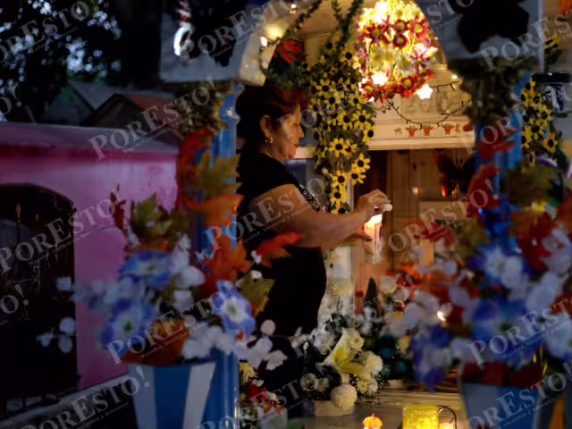 Mucbipollo, relleno negro, cochinita pibil, tamales, dulce de yuca, coco y camote formaron parte de la ofrenda a los finados
