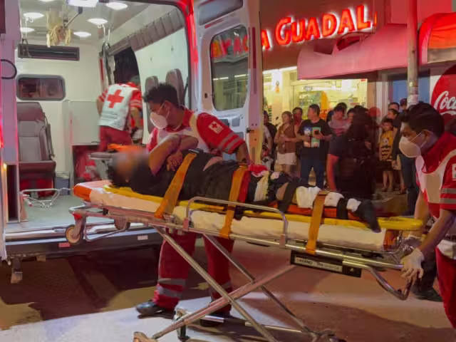 Paramédicos inmovilizaron la pierna del lesionado, quien presentaba una fractura expuesta