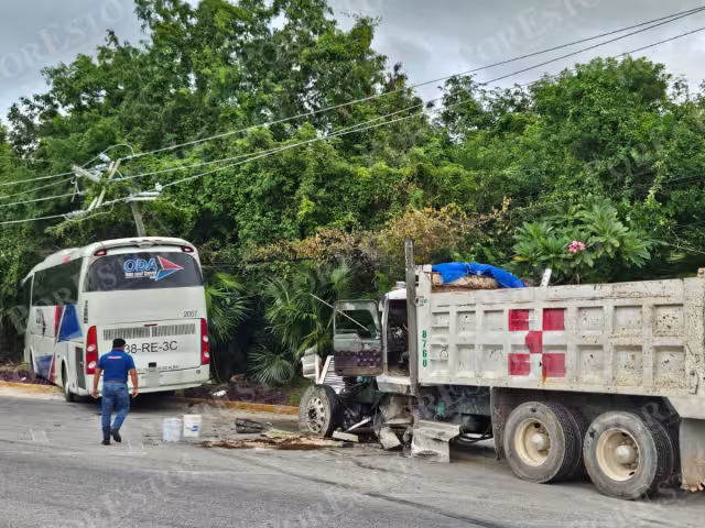 Además de las unidades dañadas, un poste de electricidad fue casi derribado