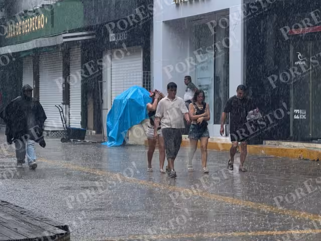 La lluvia cayó de manera inesperada, sorprendiendo a los turistas