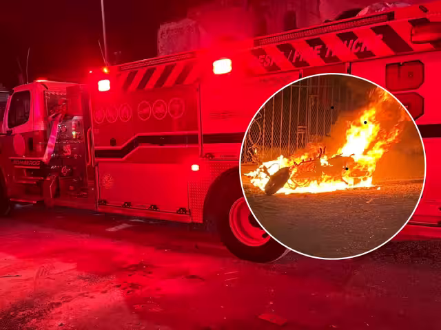 Pese a que el incendio fue controlado por cuerpos de emergencia, la motocicleta terminó totalmente calcinada
